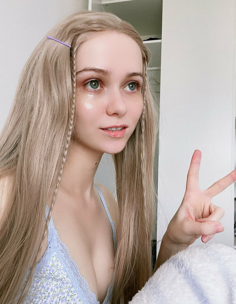 Rachel Blossom star exclusive pics