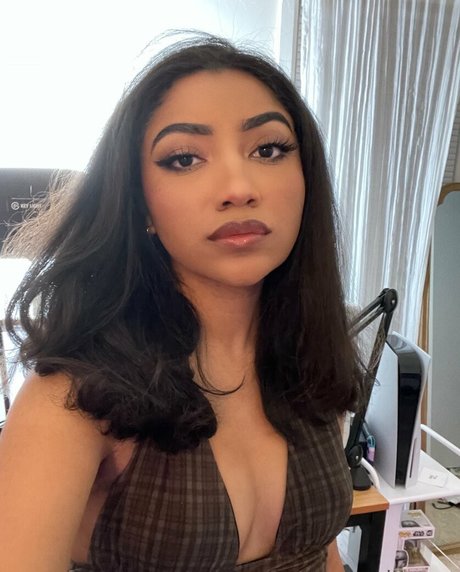 krystalogy naked actress img