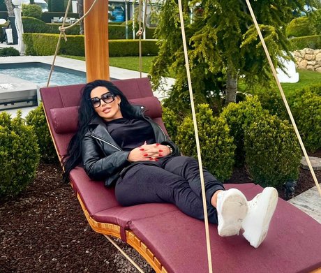 Onlyheni naked actress pics