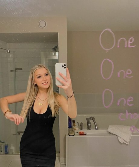 Emma Welyki model sexy image