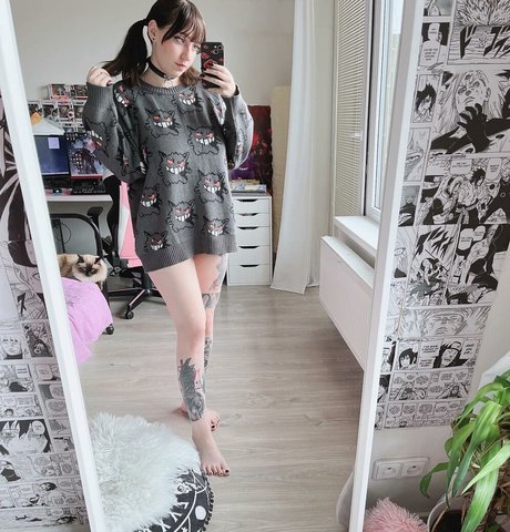 DeidarasBae model pornographic pic