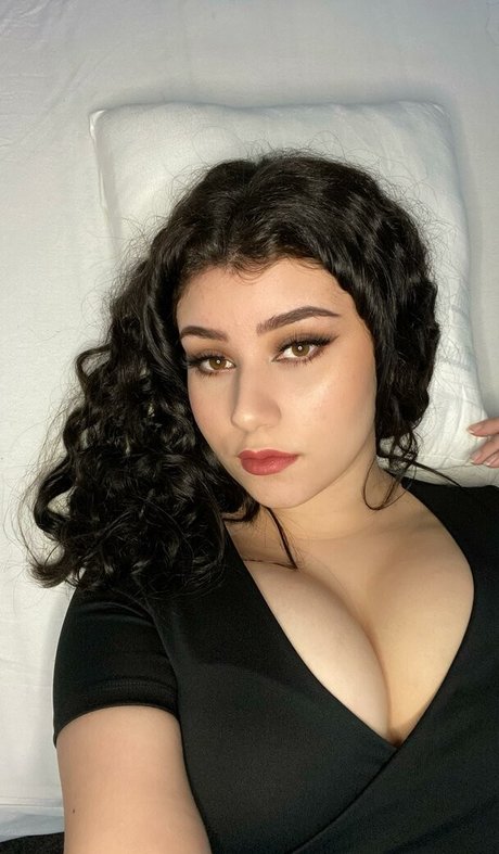 Yazzi sexy model photo