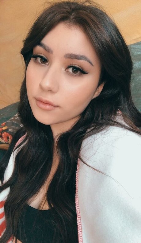 Yazzi pornstar sexy image