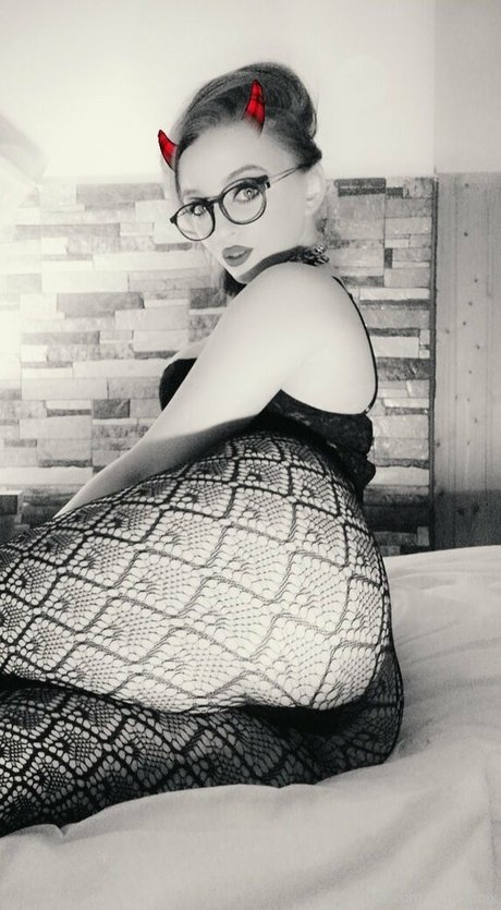 itsxonia pornographic model img