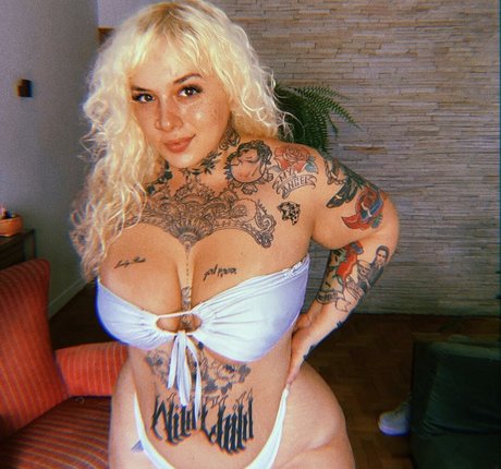 Lulu Avalloni model art gallery