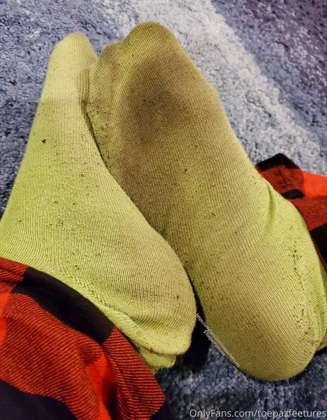 toepazfeetures model naked picture