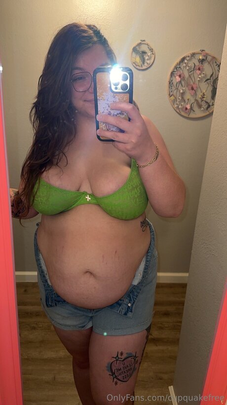 cupquakefree exclusive model image