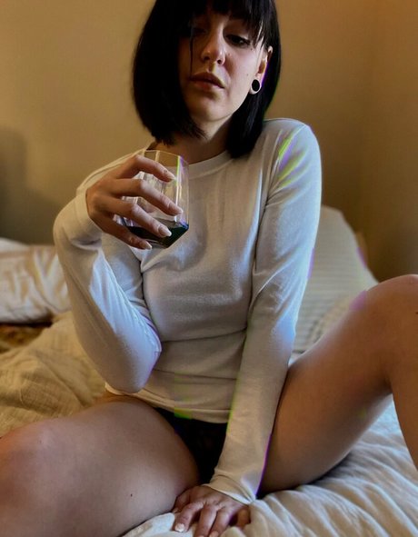 minaluna adult model image