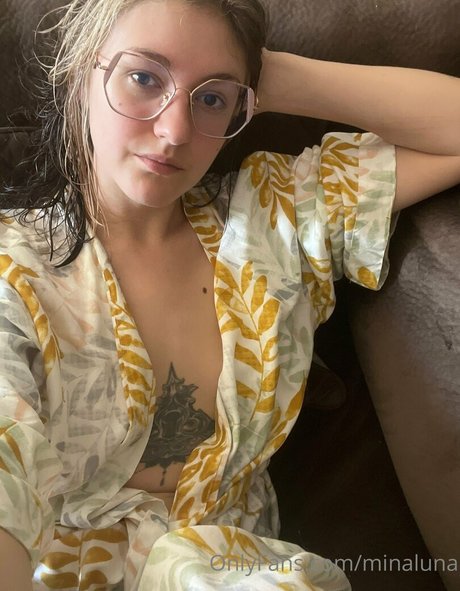 minaluna sexy model image