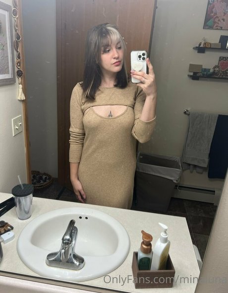 minaluna beautiful model image