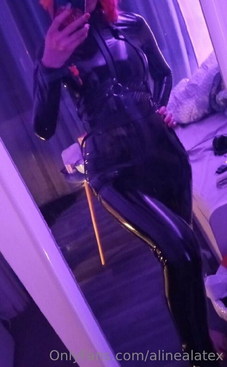 alinealatex nice model pic