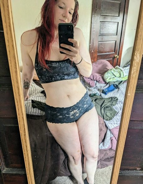 kyracurb model naked pictures