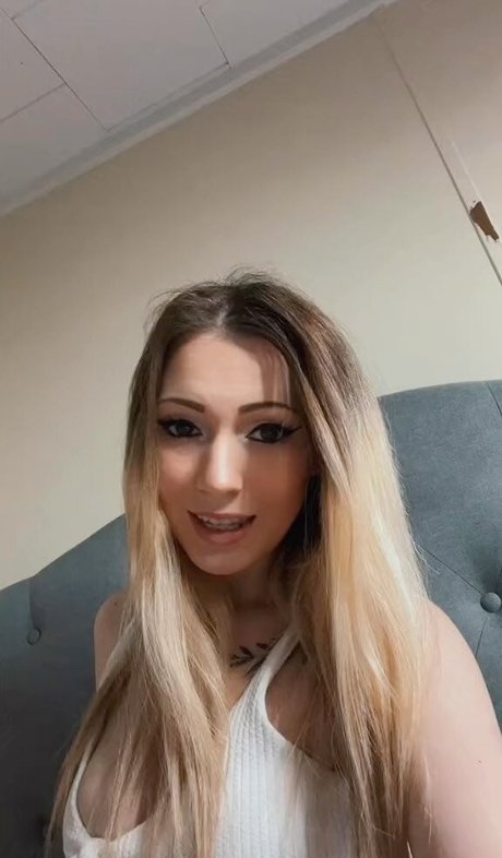 Little Momma nude pornstar img