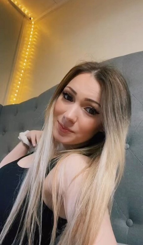 Little Momma beautiful model image