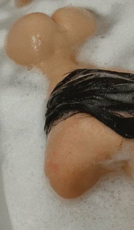 Mila Moore hd actress img