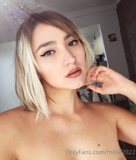 confidantsarah model erotic photo