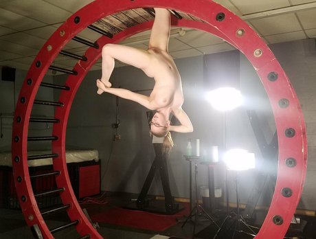 kindlyfruitbat erotic model img