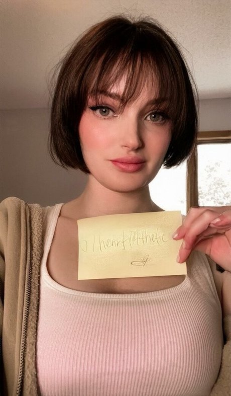 Heartpathetic art model photo