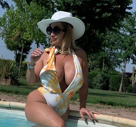 Mara Traversi star exclusive pic