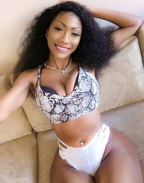 CoolieMonae hot model photo