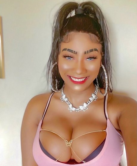 CoolieMonae model erotic pics