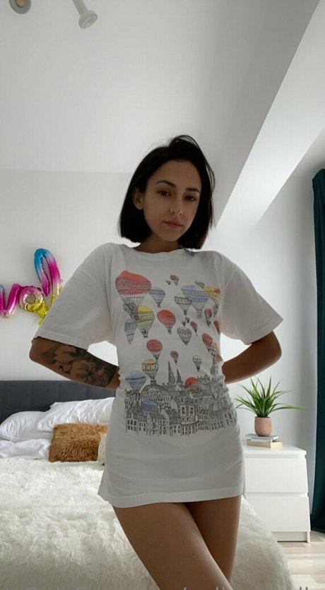 polly smalls hd model picture