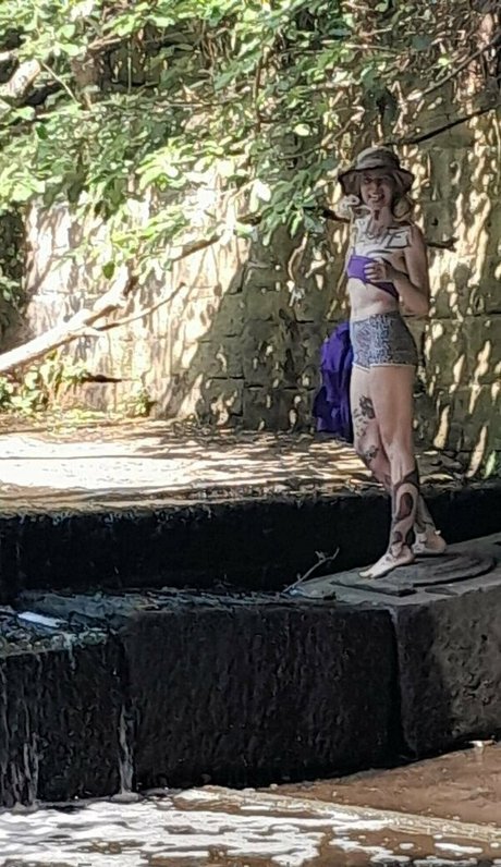 welcometothesewerfree erotic model photo