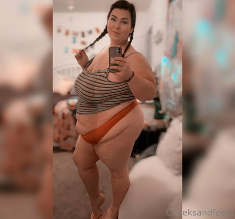 cheeksandfeetsfree model nice pic