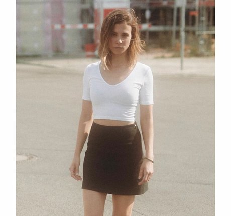 Aylin Tezel exclusive actress img