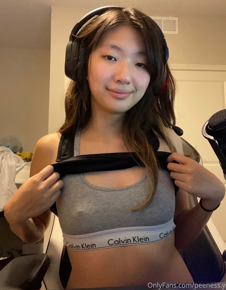 peeness y porn model pic