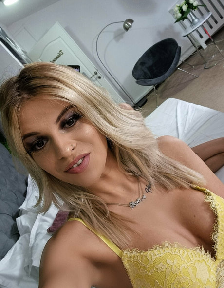 hannahbrooks1 star naked img