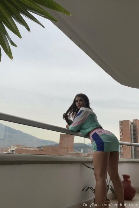 kendrabrowm hot star img