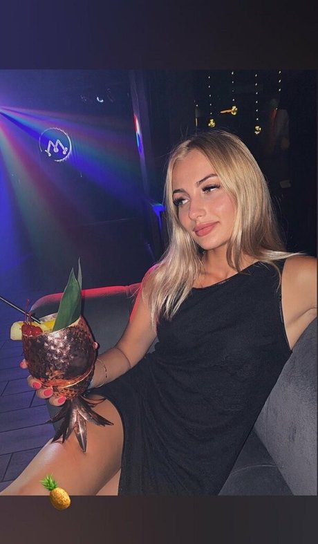 bellacherry69 nudes model image