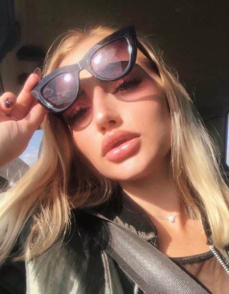 bellacherry69 top model picture