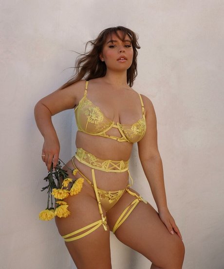 Venezia Cruz naked pornstar archive