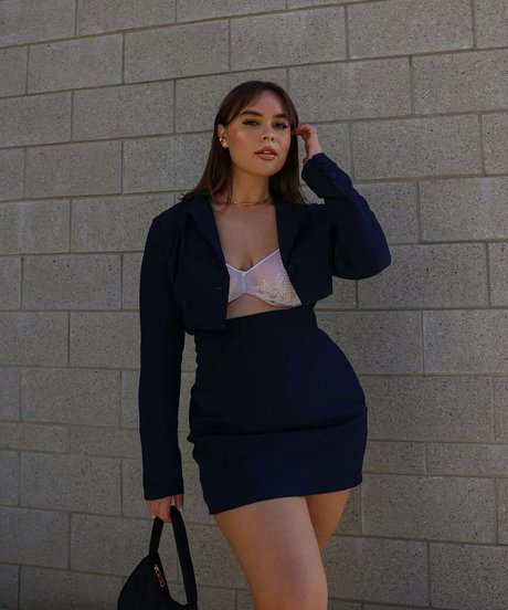 Venezia Cruz nude pornstar images