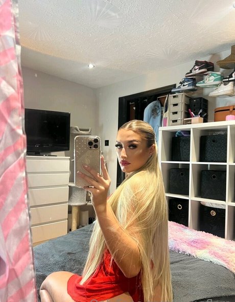 Ebony Tomkins exclusive model image