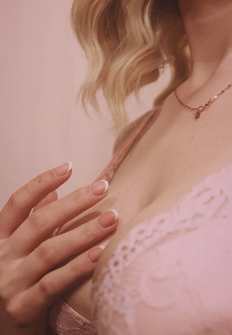 MerliPlays model hot galleries