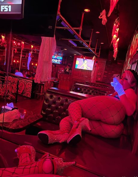 shebetripn pornographic model img