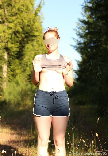 momsdoor adult model photos