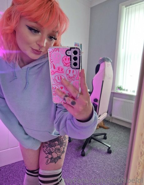 itskhloelol hot actress images