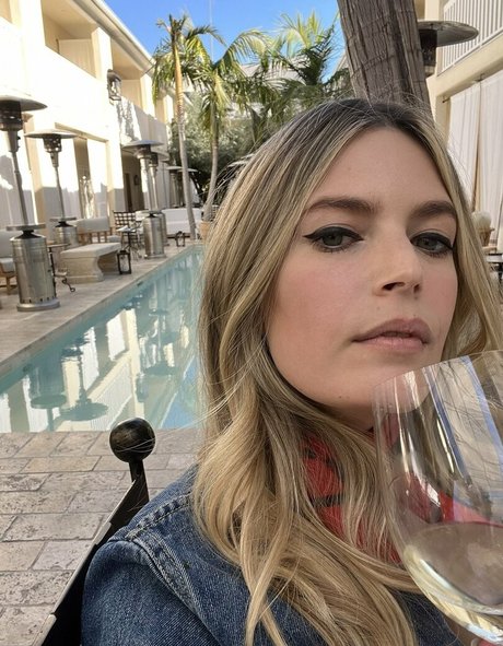 Liminal Mommy art star picture