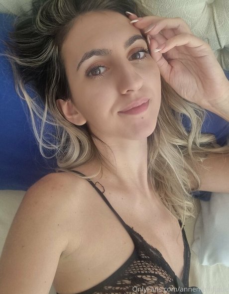 Annemanifique nice actress pics