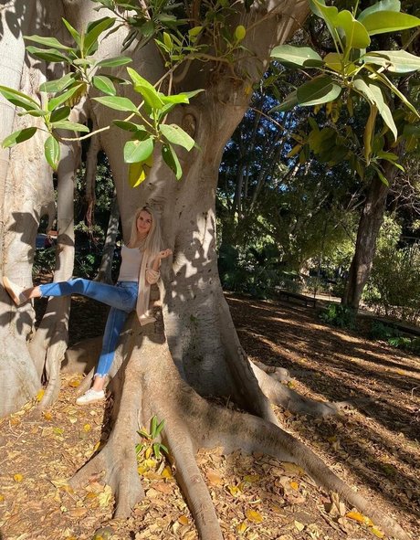 Annemanifique pornographic model pictures