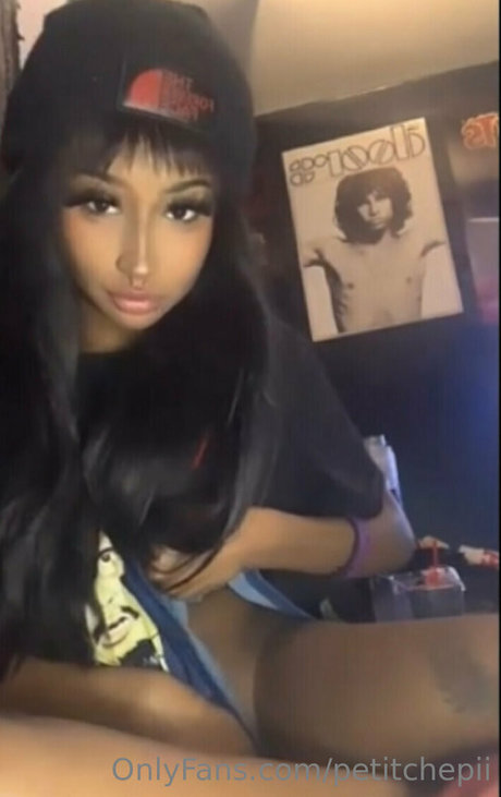 petitchepii erotic star img