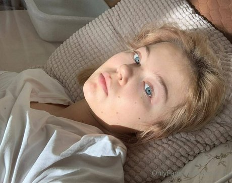 elinakitty model top img