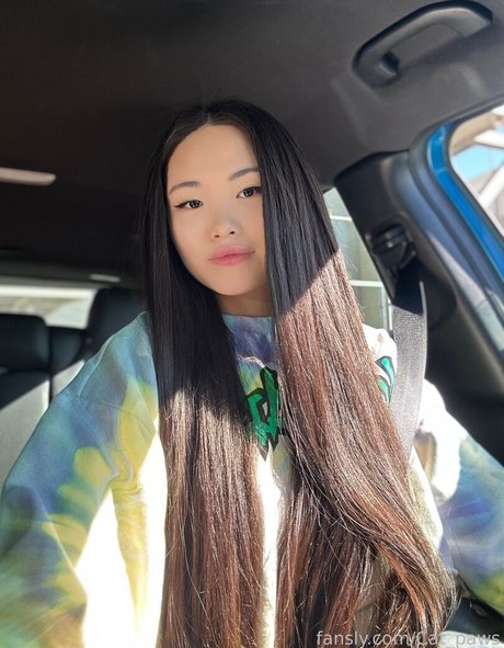 Asi Akira model erotic pics