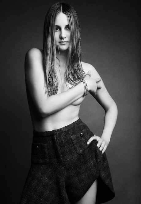 Shailene Woodley sexy actress pic