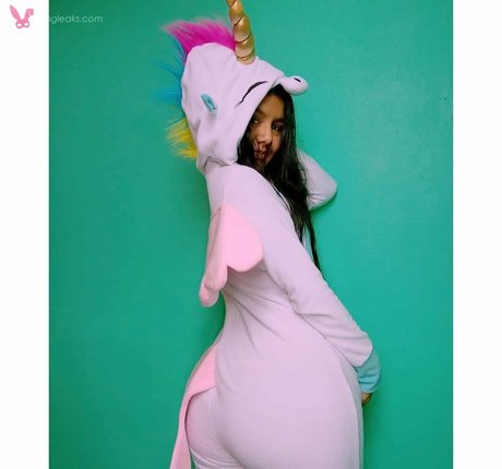 Nicol Pizarro sexy model photo