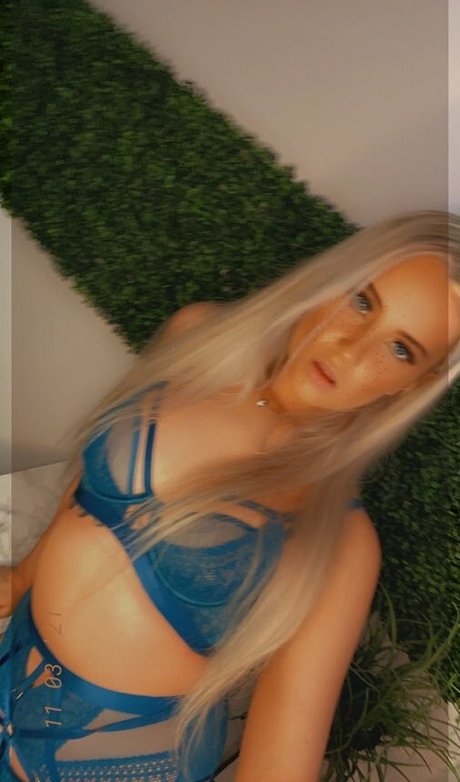 Pleasing Poppy hot actress gallery